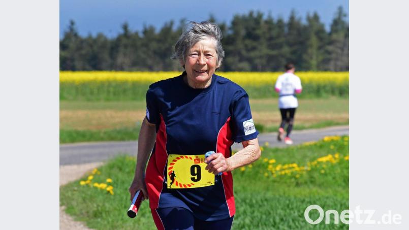 Anna Weigl in ihrem Element und bei ihrem Lieblingslauf, dem Landkreislauf Amberg-Sulzbach im Jahr 2017. Die Ammerthalerin wurde vor wenigen Tagen 79 Jahre alt. Bild: Petra Hartl