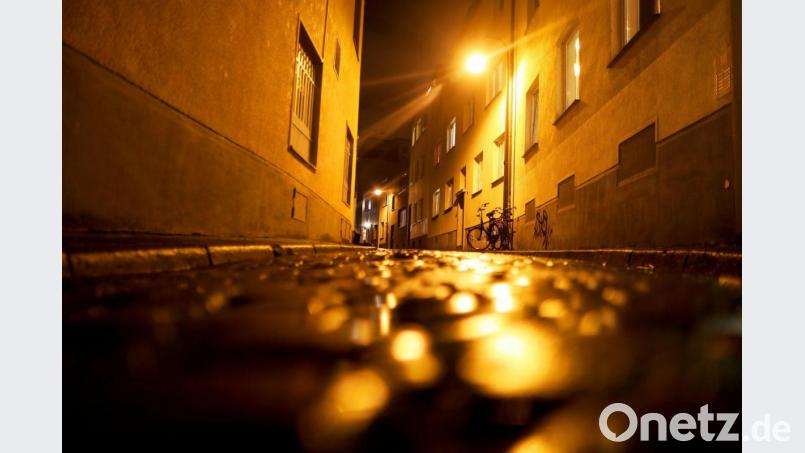 Eine Laterne beleuchtet am Abend eine leere Straße. Foto: Oliver Berg/dpa/Symbolbild Bild: Oliver Berg
