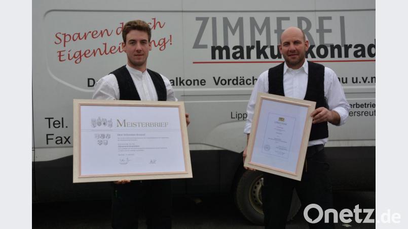 Die Meisterprüfung im Zimmererhandwerk absolvierte Sebastian Konrad (links) mit der Gesamtnote 1,8. Deshalb wurde er zusätzlich mit dem Meisterpreis der Bayerischen Staatsregierung ausgezeichnet. Über diesen Erfolg freut sich auch Vater und Firmenchef Markus Konrad. Bild: jr