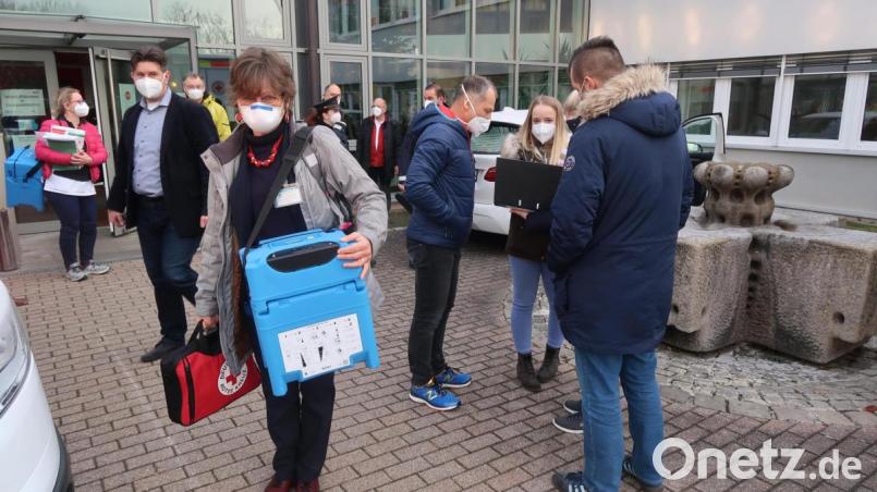 Es geht los: Die Wirbelsäulenchirurgin Dr. Andrea Fenk-Mayer aus Regensburg mit den Impfdosen in der Kühlbox. Bild: Kunz