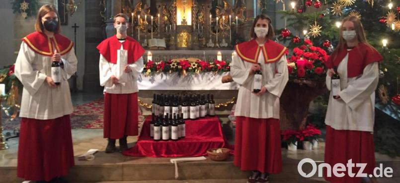 Mit dem Verkauf von Johanniswein wollten die Ministranten ihre Kasse aufbessern. Bild: jzk