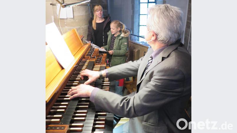 Souverän meisterte Josefine Beck zwei Weihnachtslieder mit ihrer Mutter Anna-Maria. Josef Zaglmann begleitete sie an der Orgel. Bild: jzk