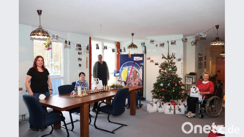 Ulli Faust-Bienlein (Dritte von links) und Tanja Schedl (links) übergaben an die drei Bewohnerinnen Maria Stoss, Hilde Wolf und Anna Meier Weihnachtsgeschenke. Die Geschenke für die restlichen Bewohner zieren noch den Christbaum. Bild: flt