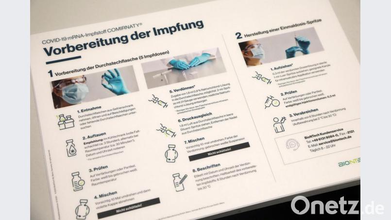 Schnappschuss aus dem Impfzentrum Sulzbach-Rosenberg. Solche Flyer informieren dort über das Prozedere. Bild: Wolfgang Steinbacher