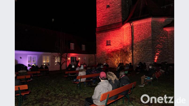Die Christvesper fand hinter der Martin-Luther-Kirche statt. Bild: JOCHEN NEUMANN 
ERBENDORF