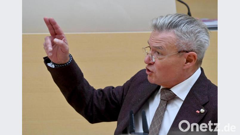 Horst Arnold, Fraktionsvorsitzender der bayerischen SPD, spricht nach der Regierungserklärung des bayerischen Ministerpräsidenten vor dem bayerischen Landtag. Bild: Peter Kneffel/dpa