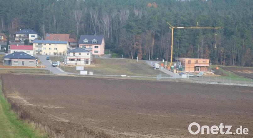 Im Baugebiet „Stulln Ost. Am Brensdorfer Weg“ herrscht schon rege Bautätigkeit. Das neue Baugebiet der Gemeinde Stulln „Wiesenweg II“ mit 23 Parzellen schließt sich in südlicher Ausdehnung unmittelbar an. Die Baumaschinen sollen bereits am 6. April 2021 anrollen. Die Fertigstellung ist auf den 31. Juli 2021 terminiert. Bild: ohr