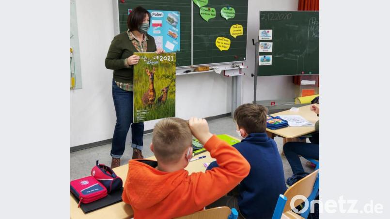 Fachlehrerin Gabi Schleicher, selbst eine Jägerin, stellt den neuen Kalender in der Dr.-Heinrich-Stromer-Grundschule vor. Bild: G. Schleicher