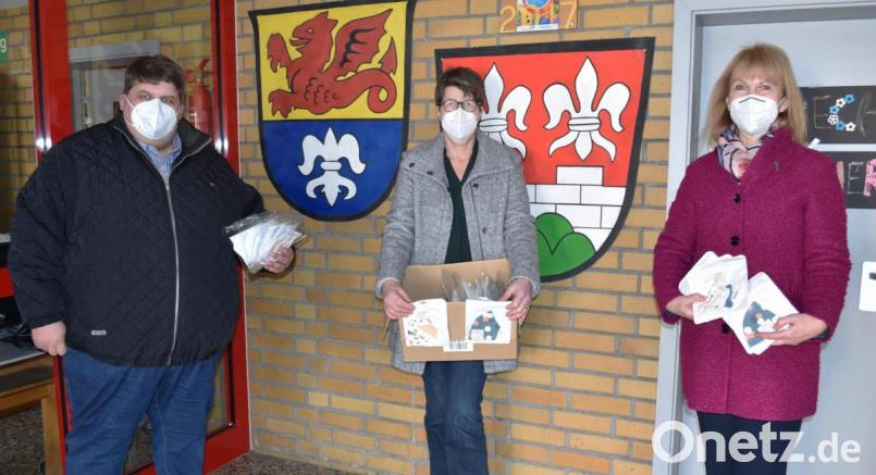 Die Schulverbandsvorsitzende Brigitte Bachmann (rechts) und der Bürgermeister der Gemeinde Illschwang, Dieter Dehling, überreichen die Schutzmasken an Rektorin Gabi Pirner. Bild: no