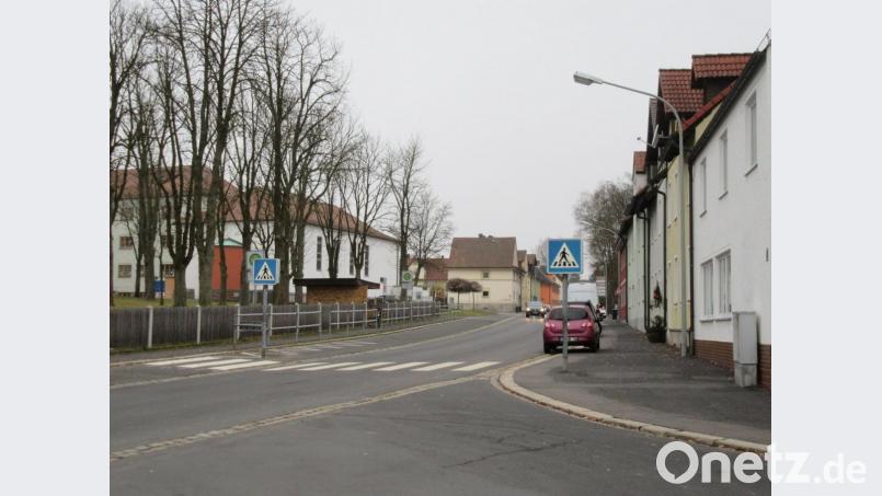 Veränderungen beim Fußgängerüberweg in der Lämmerstraße sind in der jüngsten Sitzung des Bauausschusses gefordert worden. Jetzt wird überlegt, ob die Fahrbahn in diesem Bereich mit baulichen Veränderungen oder nur optisch eingeengt wird, um den Zebrastreifen für Autofahrer besser kenntlich zu machen. Bild: kgg