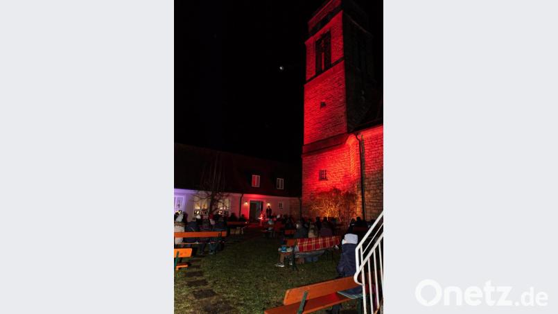 Die Christvesper fand hinter der Martin-Luther-Kirche statt. Bild: JOCHEN NEUMANN 
ERBENDORF
