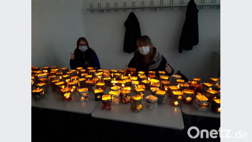 Das Fairtrade-Team der Realschule beteiligte sich an der Aktion. Aus gebrauchten Milchtüten wurden Windlichter. Bild: Schönwerth-Realschule/exb