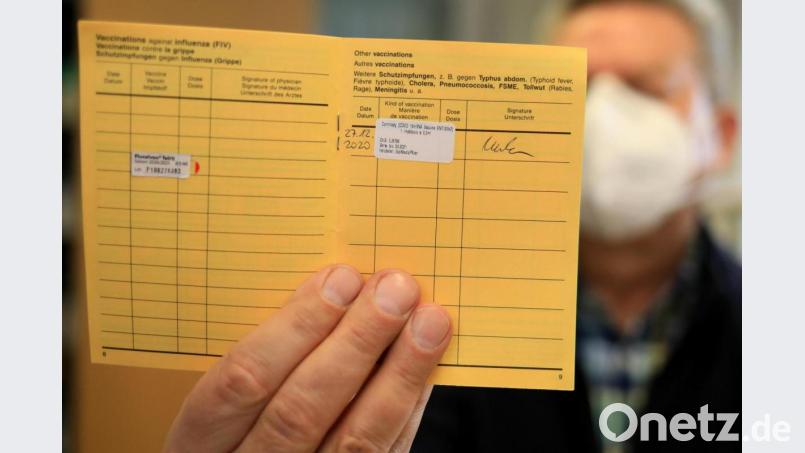 Reisepass dabei? Und den Impfpass auch? Vielleicht müssen Reisende das Dokument im kommenden Jahr am Flughafen vorzeigen? Bild: Peter Gercke