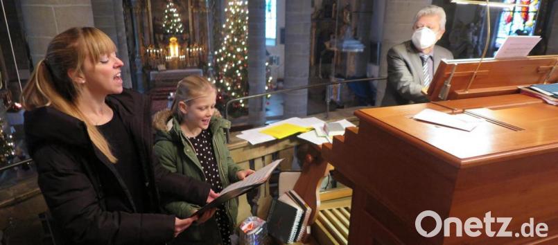 Souverän meisterte Josefine Beck zwei Weihnachtslieder mit ihrer Mutter Anna-Maria. Josef Zaglmann begleitete sie an der Orgel. Bild: jzk