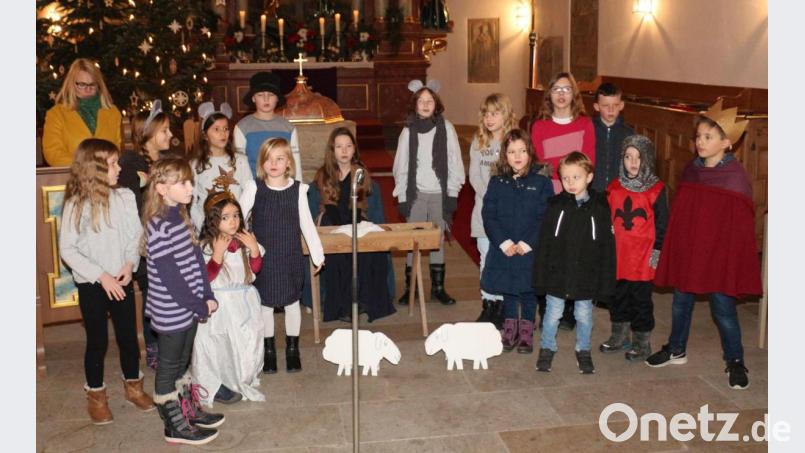 Die Jungen und Mädchen schlüpfen für das Krippenspiel in Neustadt am Kulm in die Rolle von Hirten, Engeln, Maria und Josef. Bild: rpp