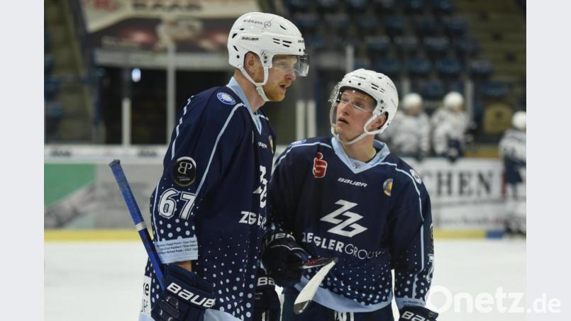 Marius Schmidt (links) erzielte zwei, Edgars Homjakovs einen Treffer beim 5:6 der Blue Devils gegen den SC Riessersee. Bild: gb