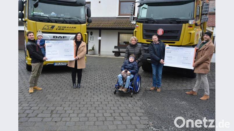 Die Spendenübergabe auf dem Firmengelände von Schuller-Lier-Transporte in Zirkenreuth mit (von links) Geschäftsführer Bernhard Schuller mit Sohn Lorenz, Lichtblicke-Schirmherrin Claudia Grillmeier, Heidi und Mario Kraus mit Sohn Leon sowie Geschäftsführer Sergej Lier. Insgesamt wurden 1000 Euro überreicht. Bild: jr
