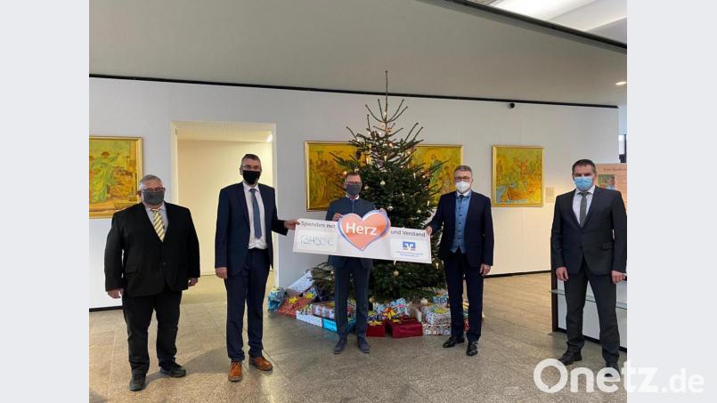 Bei der Übergabe des symbolischen Schecks der Volksbank Raiffeisenbank Nordoberpfalz in Höhe von 13 450 Euro (von links): Herbert Gmeiner von der Geschäftsstelle Mähring, Bürgermeister Franz Schöner, Regionalmarktleiter Helmut Wolfrum, Bürgermeister Franz Stahl und Finanzierungsspezialist Gerhard Bauer von der Geschäftsstelle Tirschenreuth. Bild: exb