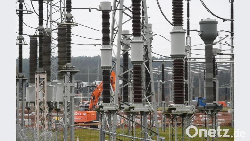 Bagger und Baumaschinen verlieren sich in der riesigen technischen Ausstattung des Umspannwerkes. Bild: Gabi Schönberger