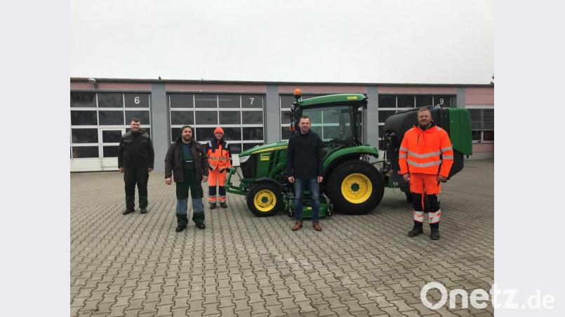 Bauhofleiter Roland Siegler (rechts) nimmt mit Hirschaus 3. Bürgermeister Hermann Gebhard(Zweiter von rechts) den neuen Traktor im Bauhof entgegen. Bild: fg