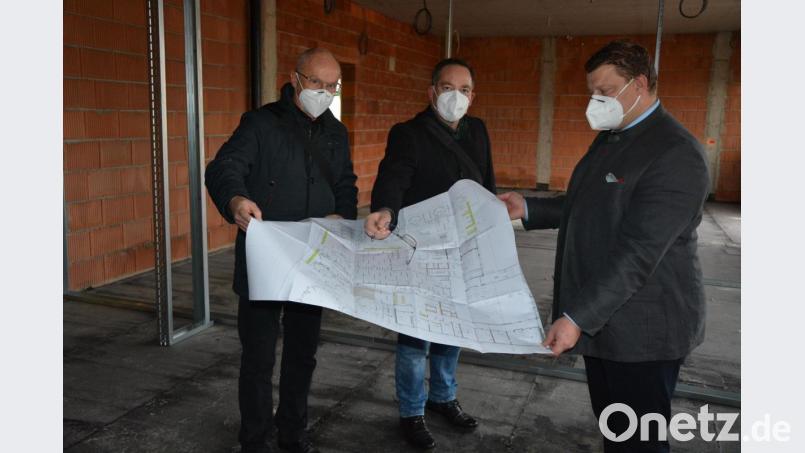 Architekt Armin Juretzka, Bauleiter Mirko Bertl und Bürgermeister Stefan Grillmeier (von links) mit den Plänen für den Kinderhort-Neubau. Bild: jr