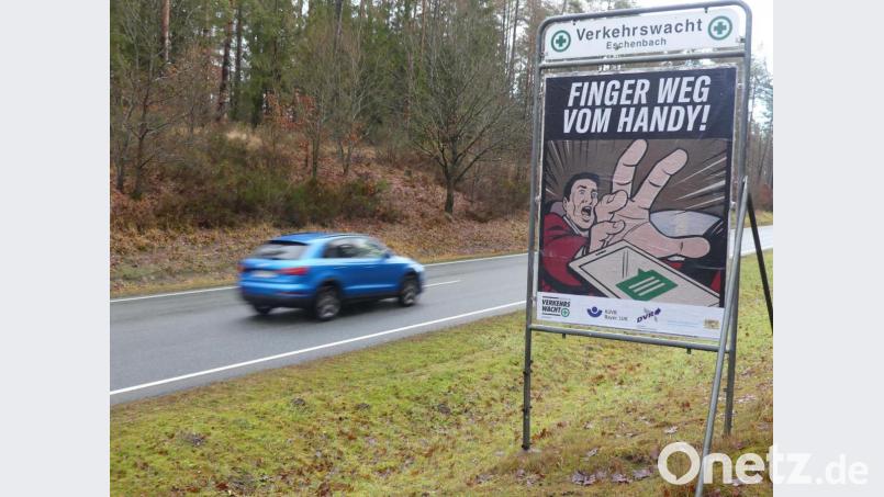 Die Plakataktionen der Verkehrswacht Eschenbach sind in diesem Jahr schwerpunktmäßig der Handy-Nutzung am Steuer gewidmet. Bild: rn