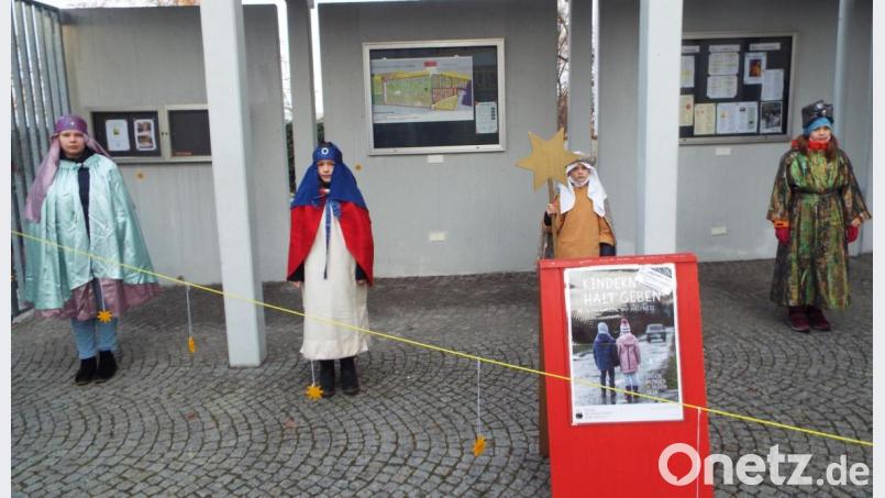 Caspar, Melchior und Balthasar und der Sternträger haben den Besuchern des Gottesdienstes ihren Segensspruch zukommen lassen. Bild: e