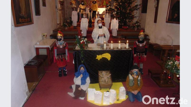 Um 16 Uhr durften die künftigen Kommunionkinder ein Krippenspiel darbieten. Pfarrer Heribert Stretz zelebrierte den Gottesdienst. Bild: rpp