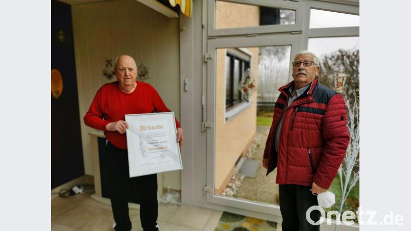 Im Namen der Siedlergemeinschaft ernennt Zweiter Vorsitzender Erich Brunner das Mitglied Heinz Burgdorff zum Ehrenmitglied. Bild: gz