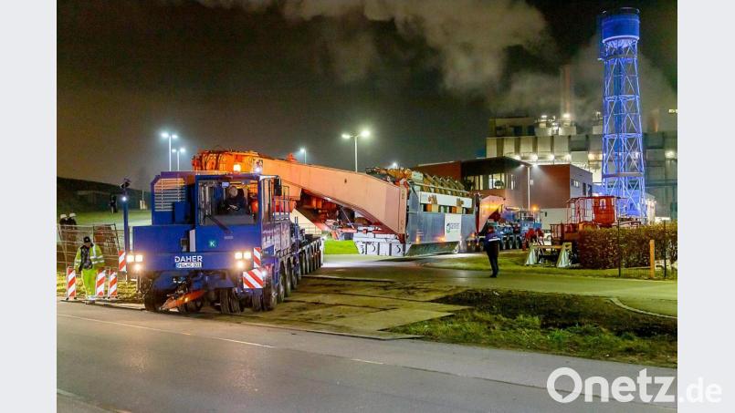 Der 545 Tonnen schwere Transport verlässt das ZMS-Gelände. Hier kam der Trafo mit dem Zug an. Bild: Hösamer