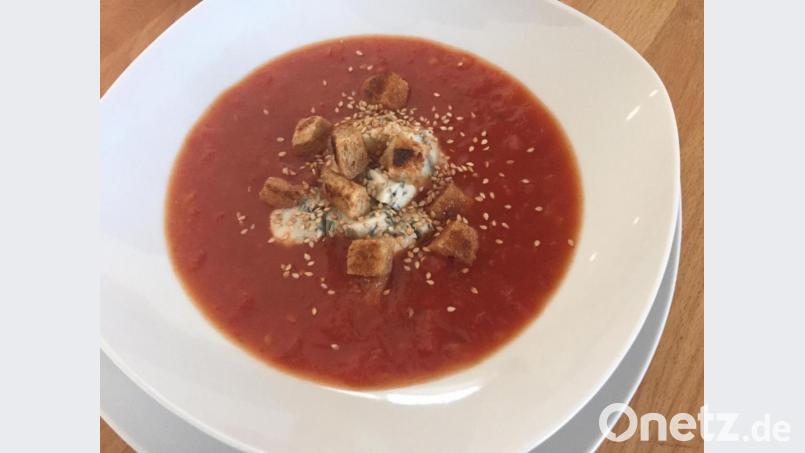 Der Roquefort sollte nur ganz leicht in der Tomatensuppe schmelzen. Bild:  Michael Schiffer