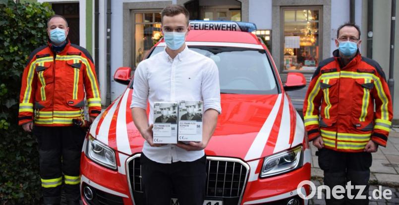 Die Kommandanten der Kemnather Feuerwehr Peter Denz (links) und Alfred Vogel (rechts) nahmen die FFP2-Schutzmasken von Apotheker Stephan Schug (Mitte) dankend entgegen. Bild: mde