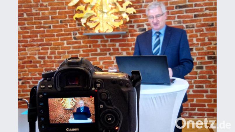 Im Rathaussaal wurde die Bürgerversammlung mit Bürgermeister Johannes Reger aufgezeichnet. Bild: njn