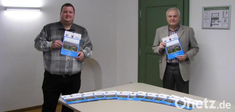 Die Vorsitzenden der Ortsverbände (von links) Georg Redl jun. (JU) und Günter Kopp (CSU) präsentieren den Jahreskalender. Bild: Gemeinde Kulmain/exb