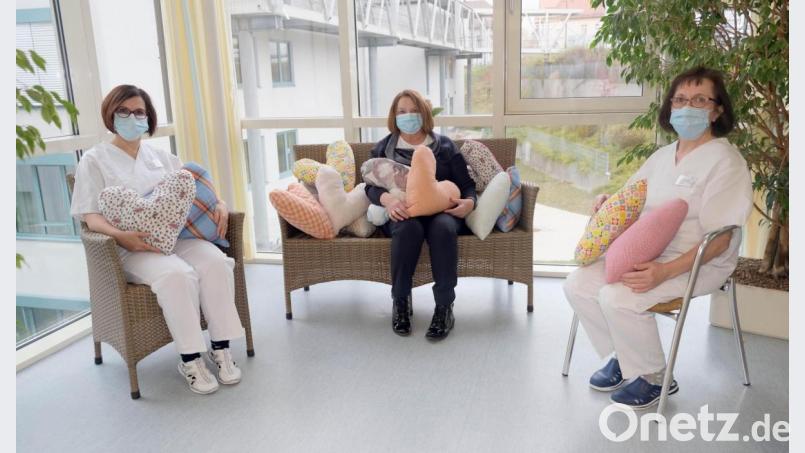 Auch Elfriede Auer (Mitte) nähte wieder fleißig für Brustkrebs-Patientinnen. Dafür dankten ihr vom Klinikum St. Marien Stationsleitung Selma Morasch (links) und Brustschwester Irmgard Schneider. Bild: Klinikum/Dietl/exb