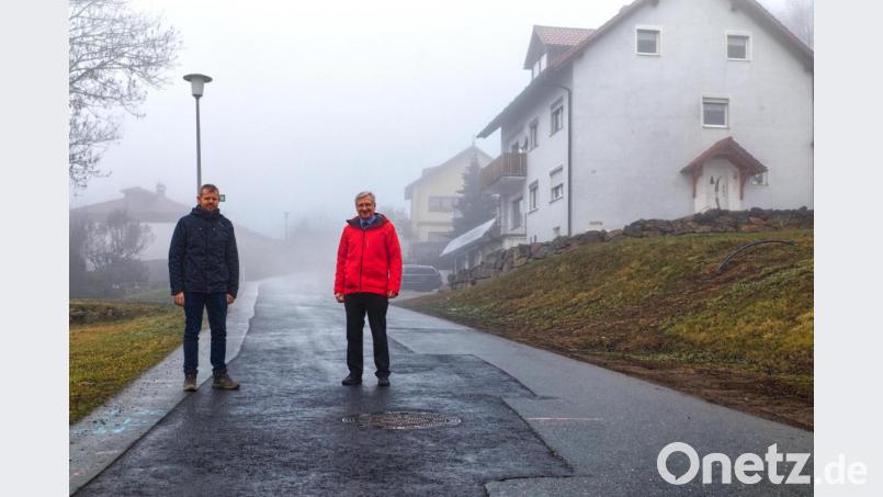 Ein Bild vom Abschluss des Kanalbaus mit (von links) Technischem Angestellten Markus Meyer und Bürgermeister Johannes Reger. Bild: JOCHEN NEUMANN 
ERBENDORF