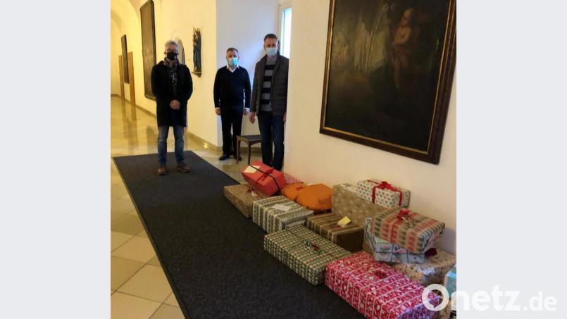 Große Freude über die Weihnachtspäckchen-Aktion in der Pfarrei St. Georg. Bild: Rotary Amberg/exb