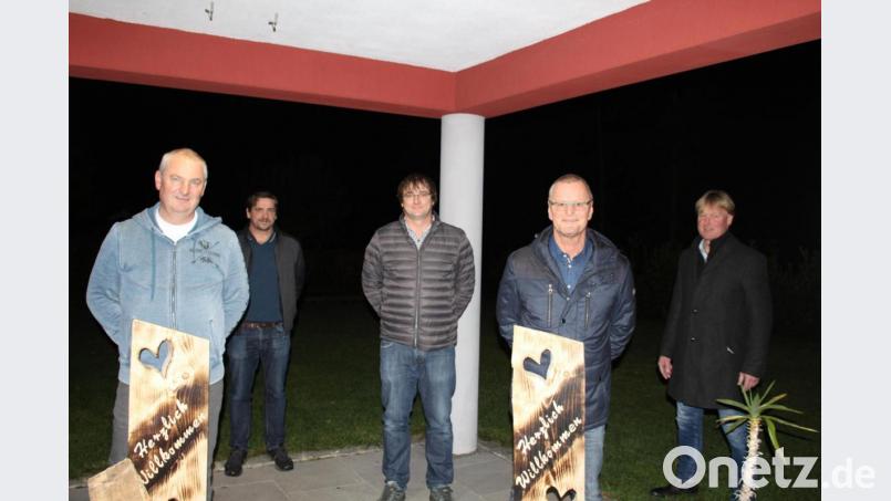 Thomas Fischer (links) und Wolfgang Zimmermann (Zweiter von rechts) wurden von den Vorsitzenden Elmar Maierhofer und Daniel Maierhofer sowie Bürgermeister Markus Schiesl (hintere Reihe von links) als neue Mitglieder willkommen geheißen. Bild: mvs
