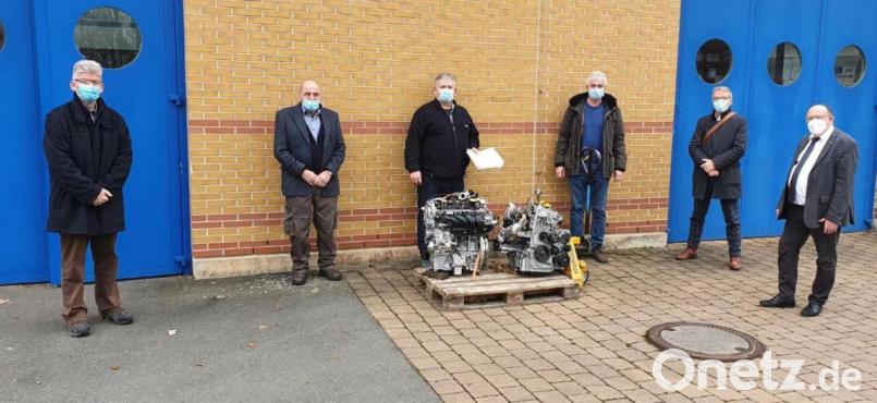Die Mitarbeiter der Schule (von links) Robert Winderl, Fritz Herrmann und Alois Lautenschlager freuen sich mit (von rechts) Schulleiter Josef Weilhammer, Firmenchef Wolfgang Pröls und drittem Bürgermeister Reinhold Wildenauer über die Spende. Bild: Lautenschlager/Europaberufsschule