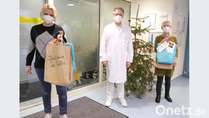Dr. Ludwig Fischer von Weikersthal, Ärztlicher Leiter der Praxis für Hämatologie und Internistische Onkologie am Klinikum St. Marien, freute sich über die Weihnachtsaktion des FFGO Oberpfalz und dankte Vorsitzender Brigitta Schöner (rechts) sowie ihrer Stellvertreterin Susanne Hahn (links). Bild: Klinikum/Dietl/exb