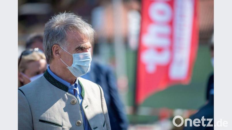 Olaf von Löwis (CSU) ist verzweifelt. Weil der Tourismus im Landkreis dermaßen überhand nimmt, hat er eine Notfall-SMS an Ministerpräsident Markus Söder geschickt. Bild: Lino Mirgeler