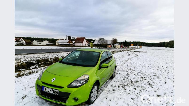 Nach einem Zusammenstoß an der Freihölser Kreuzung (bei den Häusern im Hintergrund) verlor die Fahrerin dieses Renault die Kontrolle über ihr Auto. Das Fahrzeug sprang über den Straßengraben und schlitterte danach noch rund 100 Meter weiter durch ein angrenzendes Feld. Bild: Hösamer