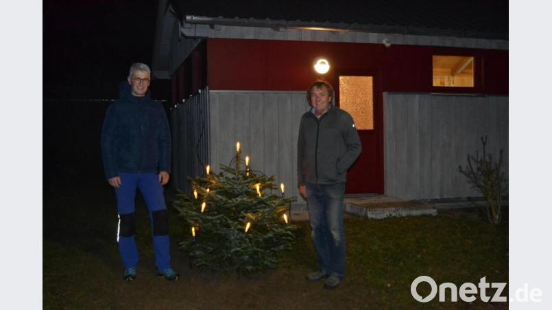 Kassenwart Markus Weidner (links) und Vorstandsvorsitzender Werner Sauer (rechts) vor dem Geräteschuppen der Neuhauser Siedler Bild: Kappl, Andreas [kap]