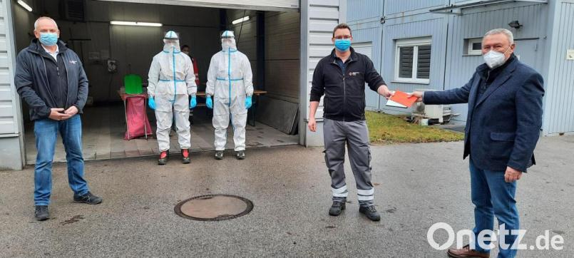 Besuch beim BRK (von links): Erwin Gräml, Leiter der Rettungswache Sulzbach-Rosenberg, Sebastian Schötz, Leiter der Schnelleinsatzgruppe, Joachim Bender, Vorsitzender der SPD-Stadtratsfraktion, siwie (im Hintergrund) zwei Mitarbeiter der Rettungswache. Bild: Bender/exb