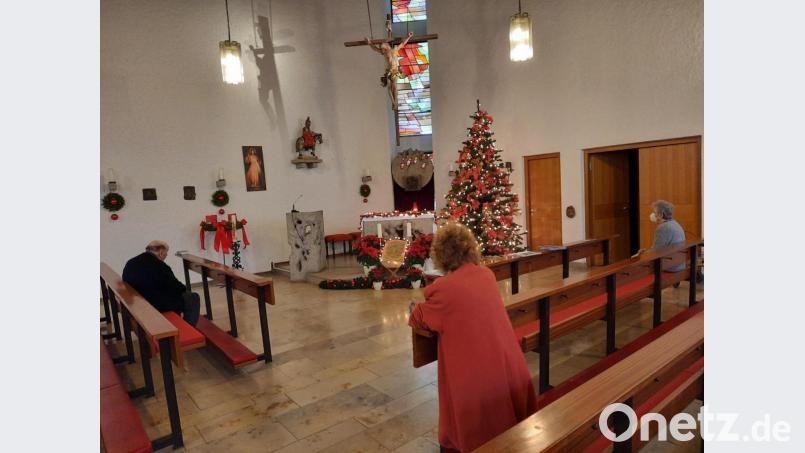 Für einige Bewohner des Caritas-Alten- und Pflegeheims St. Martin in Neustadt/WN ist die Hauskapelle ein wichtiger Zufluchtsort. Hier haben sie die Möglichkeit, über Radio Horeb Gottesdienste anzuhören oder den Rosenkranz zu beten. Bild: Stefanie Schricker / exb