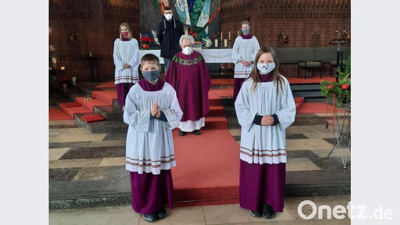 Christian und Johanna Weiß (vorne) verstärken das Ministranten-Team von St. Peter. Darüber freuen sich (hinten, von links) Sophia Würl, Oberministrant Maximilian Würl, Pater Norbert Klucken und Emma Peter. Bild: Pfarrei St. Peter/exb