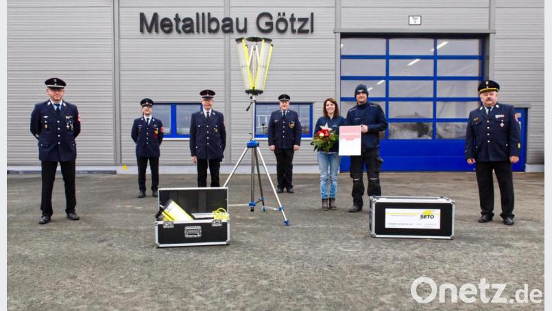 Kreisbrandrat Andreas Wührl (rechts) überreichte die Urkunde &quot;Partner der Feuerwehr&quot; an Peter Götzl (Zweiter von rechts). Die Feuerwehr wiederum konnte sich über Hi-Tec-Strahler freuen, die Götzl der Feuerwehr stiftete, Von links: Zweiter Kommandant Wolfgang Gruber, zweiter Vorsitzender Tobias Bollmann, Vorsitzender Albert Vollath und Kommandant Bernhard Schmidt. Bild: njn