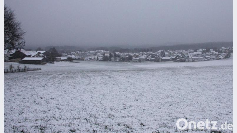 Der alte Kirchsteig soll 2023 neu entstehen. Dafür vorgesehen ist auch das Areal zwischen der Waldstraße (am hinteren Bildrand) und der Steinwaldstraße. Bild: wro