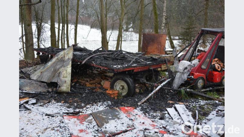 Komplett niedergebrannt ist ein Bauwagen bei der Pfudermühle. Zum Löschen des Feuers waren die Brandschützer aus Waldsassen und Querenbach ausgerückt. Bild: jr
