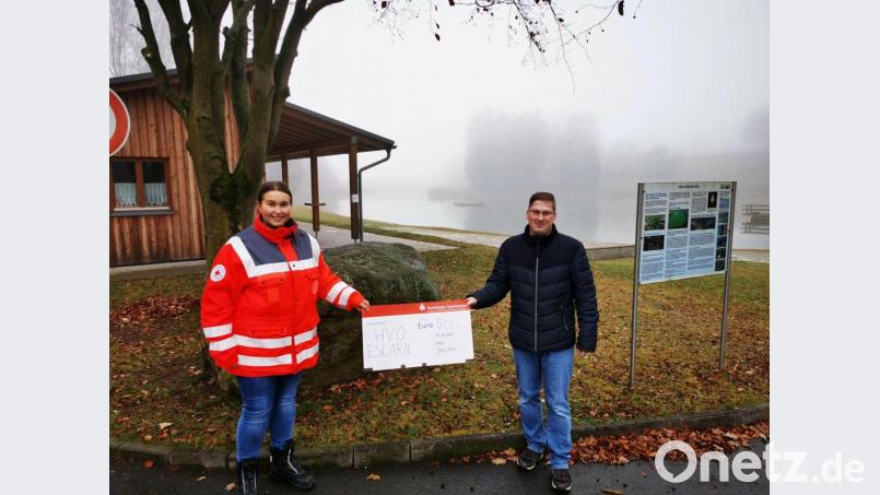 Das SPD-Vorstandsmitglied Florian Pfannenstein übergibt an HvO Laura Roth einen Scheck in Höhe von 500 Euro. Bild: gz